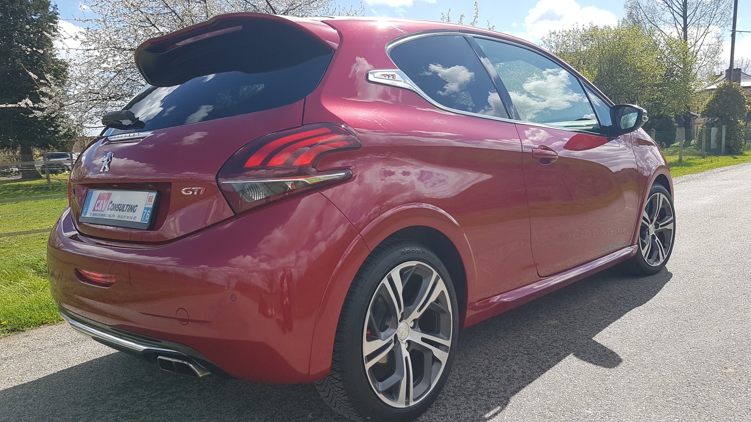 Peugeot 208 _ 1.6 THP 208 ch GTI